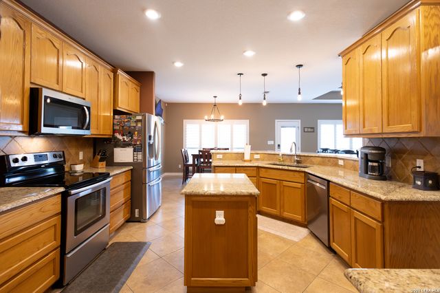 717 Jack Nicklaus, Devine, TX 78016