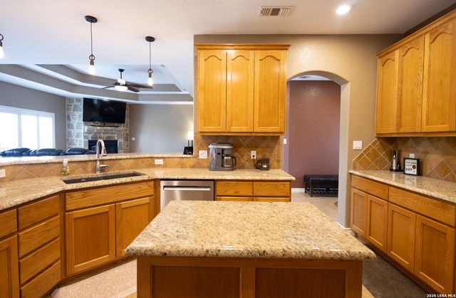 717 Jack Nicklaus, Devine, TX 78016