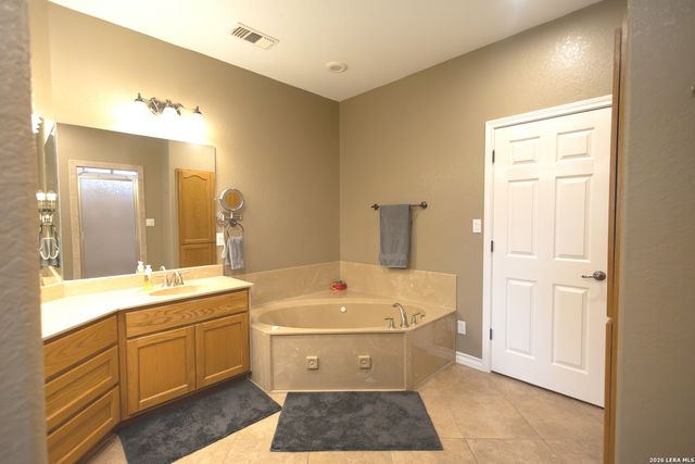 717 Jack Nicklaus, Devine, TX 78016