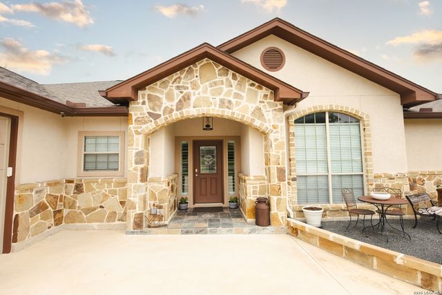717 Jack Nicklaus, Devine, TX 78016