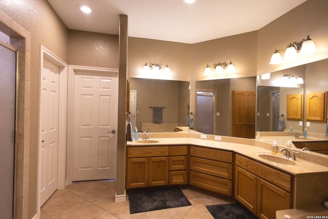 717 Jack Nicklaus, Devine, TX 78016