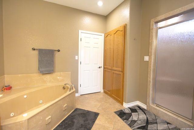 717 Jack Nicklaus, Devine, TX 78016