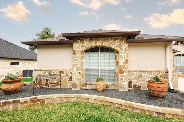 717 Jack Nicklaus, Devine, TX 78016