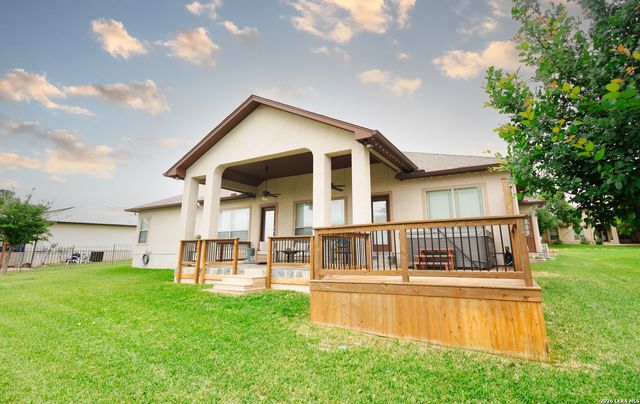 717 Jack Nicklaus, Devine, TX 78016