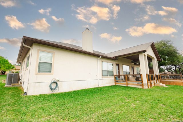 717 Jack Nicklaus, Devine, TX 78016