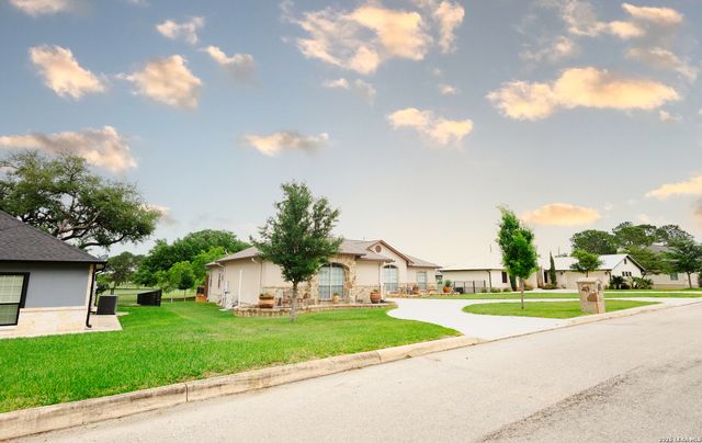 717 Jack Nicklaus, Devine, TX 78016