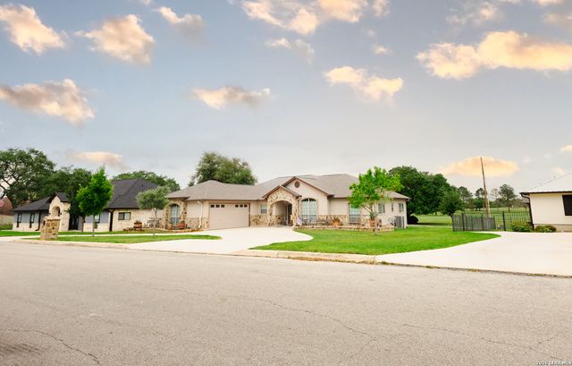 717 Jack Nicklaus, Devine, TX 78016