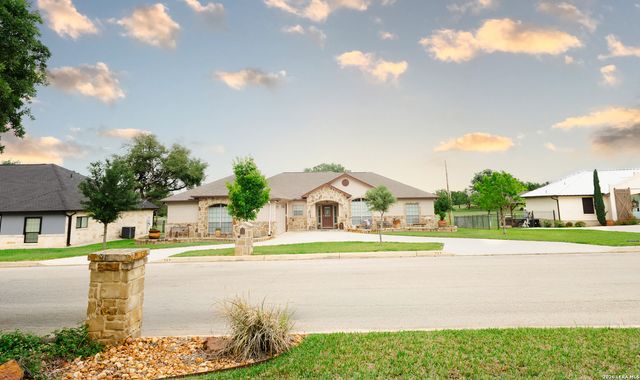 717 Jack Nicklaus, Devine, TX 78016
