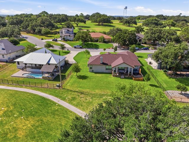 717 Jack Nicklaus, Devine, TX 78016