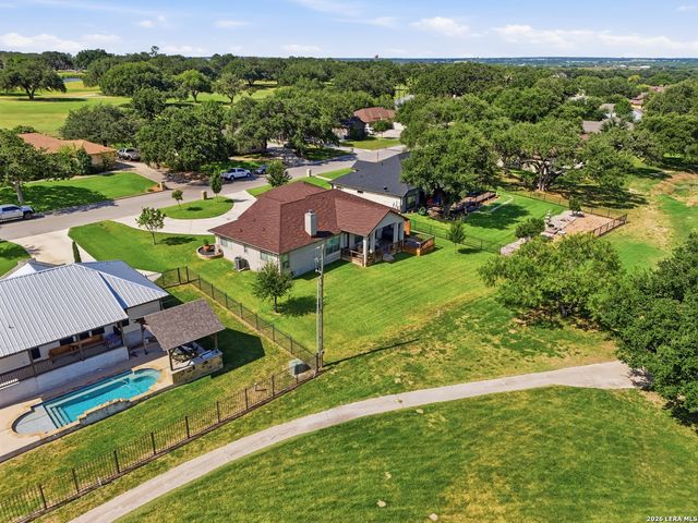 717 Jack Nicklaus, Devine, TX 78016