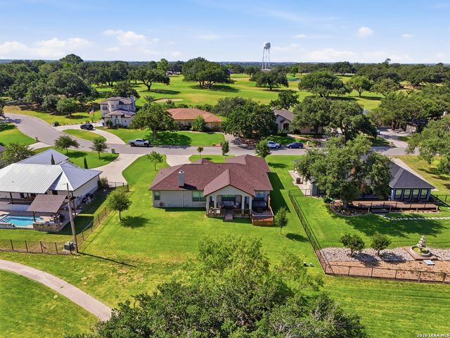 717 Jack Nicklaus, Devine, TX 78016