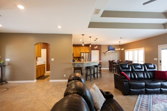 717 Jack Nicklaus, Devine, TX 78016