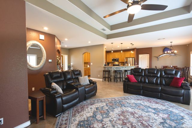 717 Jack Nicklaus, Devine, TX 78016