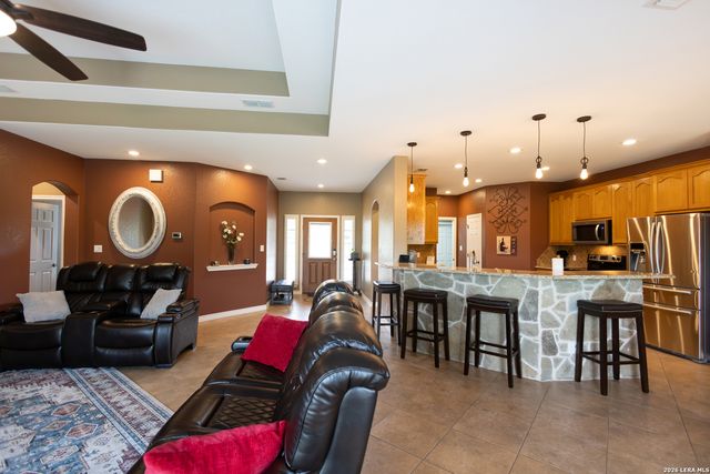 717 Jack Nicklaus, Devine, TX 78016