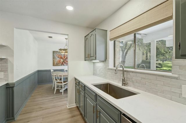 608 Sombrero DR, Horseshoe Bay, TX 78657