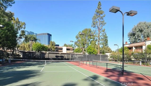 21555 Burbank 74, Woodland Hills, CA 91367