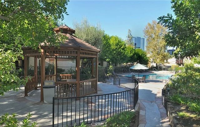 21555 Burbank 74, Woodland Hills, CA 91367