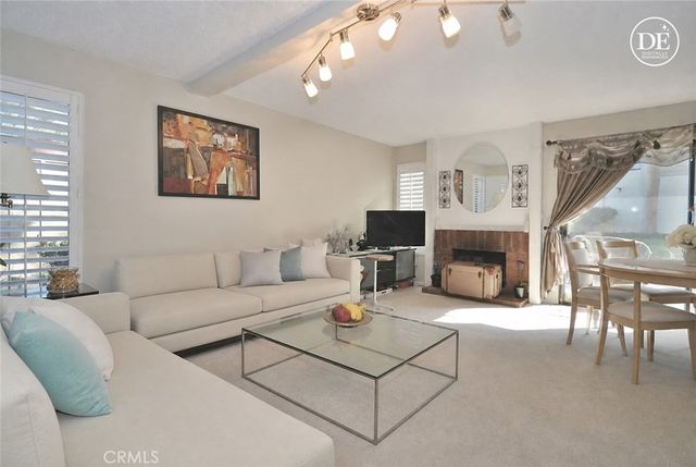 21555 Burbank 74, Woodland Hills, CA 91367