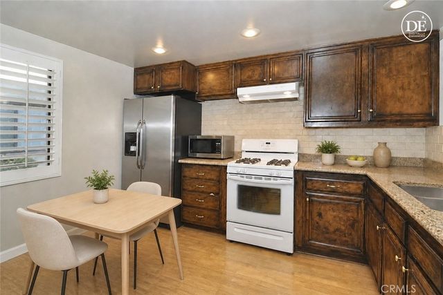 21555 Burbank 74, Woodland Hills, CA 91367