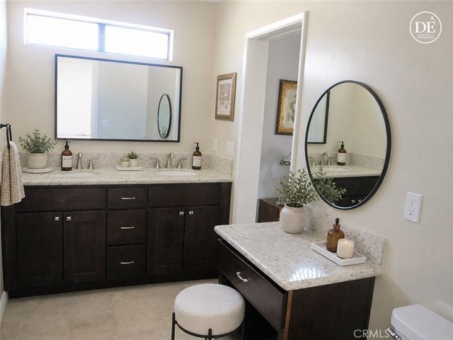 21555 Burbank 74, Woodland Hills, CA 91367