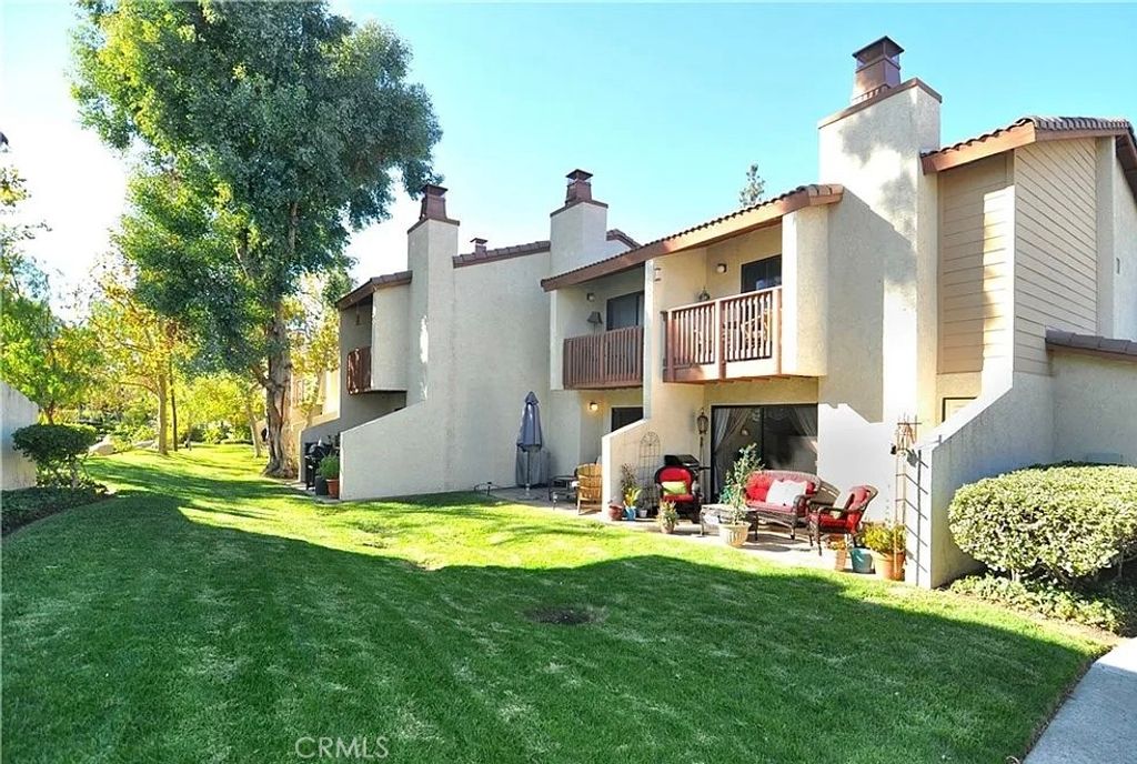 21555 Burbank 74, Woodland Hills, CA 91367