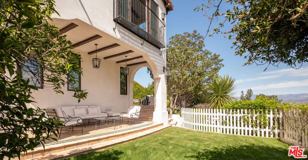 Image 10 of property listing at 3922 Glenridge Drive, Sherman Oaks, CA 91423