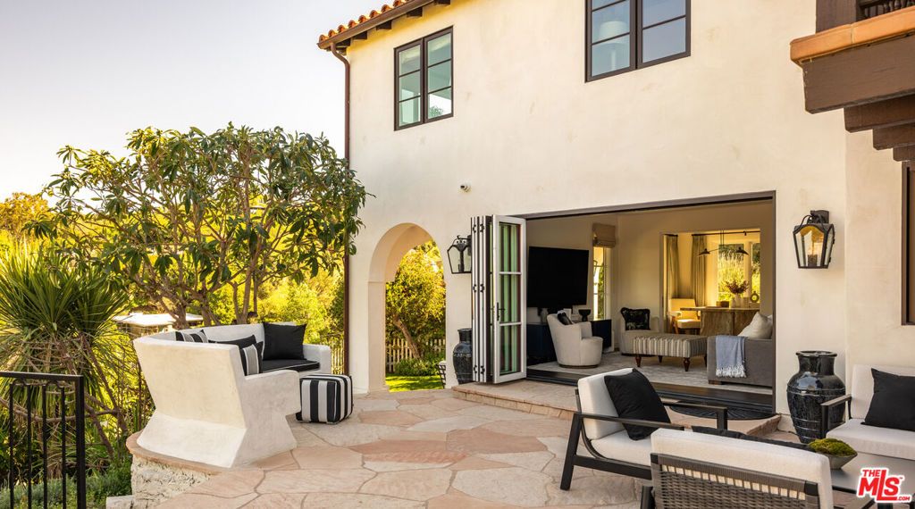 Image 11 of property listing at 3922 Glenridge Drive, Sherman Oaks, CA 91423