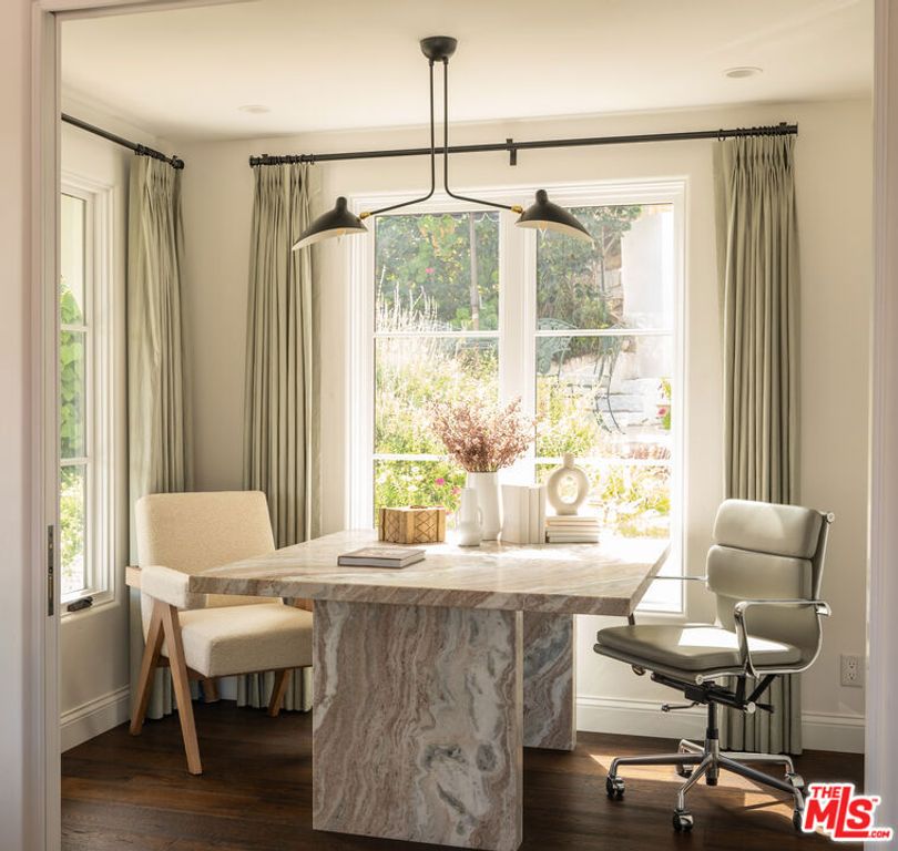 Image 13 of property listing at 3922 Glenridge Drive, Sherman Oaks, CA 91423