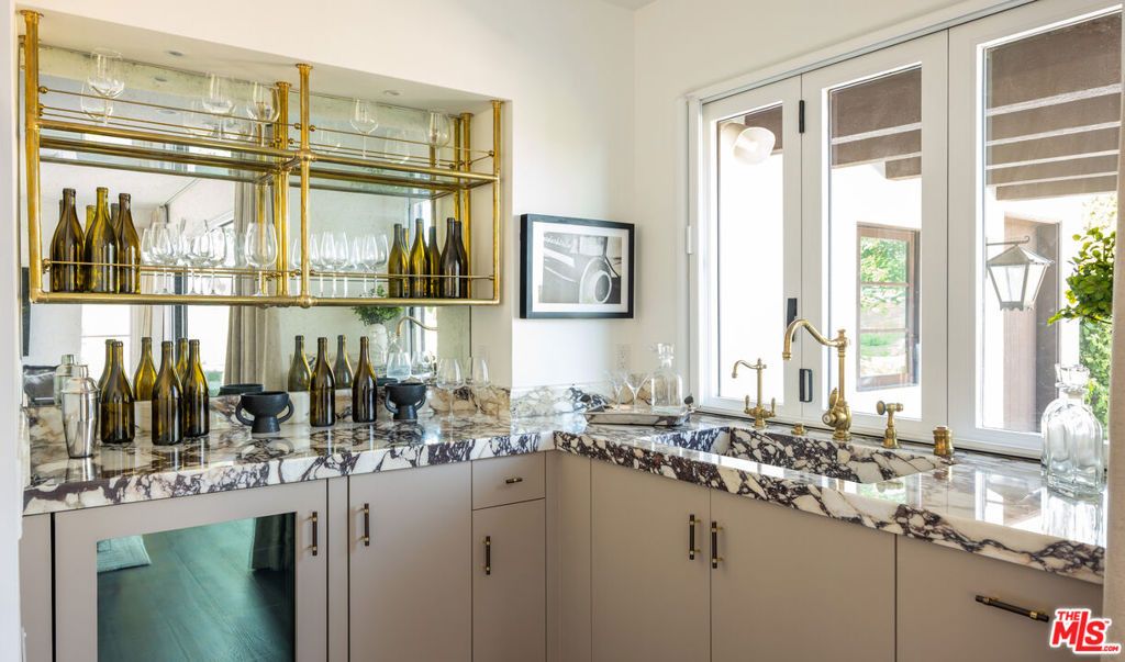 Image 14 of property listing at 3922 Glenridge Drive, Sherman Oaks, CA 91423