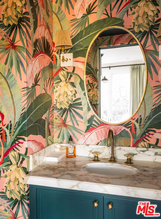 Image 15 of property listing at 3922 Glenridge Drive, Sherman Oaks, CA 91423