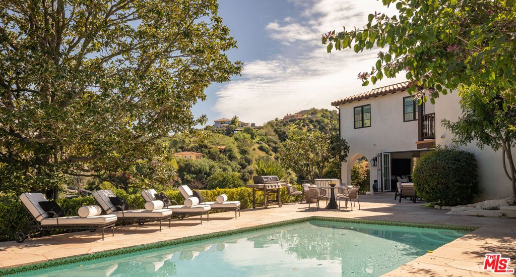 Image 16 of property listing at 3922 Glenridge Drive, Sherman Oaks, CA 91423