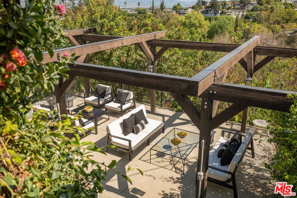 Image 17 of property listing at 3922 Glenridge Drive, Sherman Oaks, CA 91423