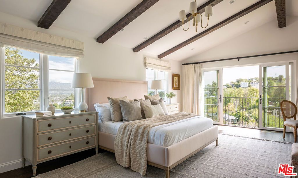 Image 19 of property listing at 3922 Glenridge Drive, Sherman Oaks, CA 91423