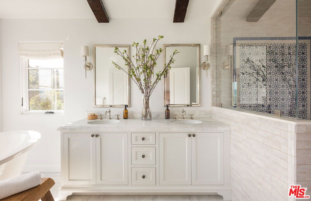 Image 20 of property listing at 3922 Glenridge Drive, Sherman Oaks, CA 91423