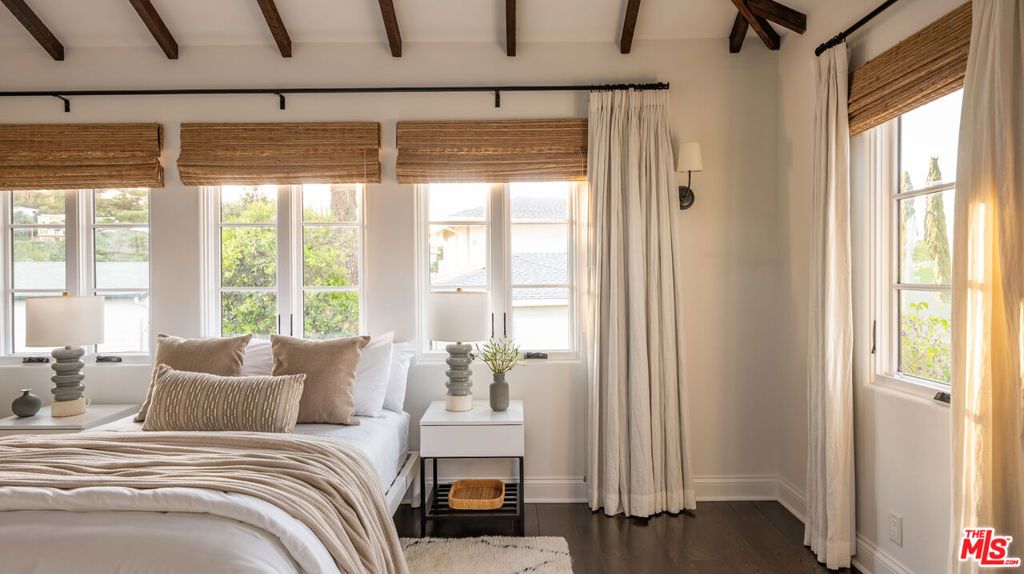 Image 22 of property listing at 3922 Glenridge Drive, Sherman Oaks, CA 91423