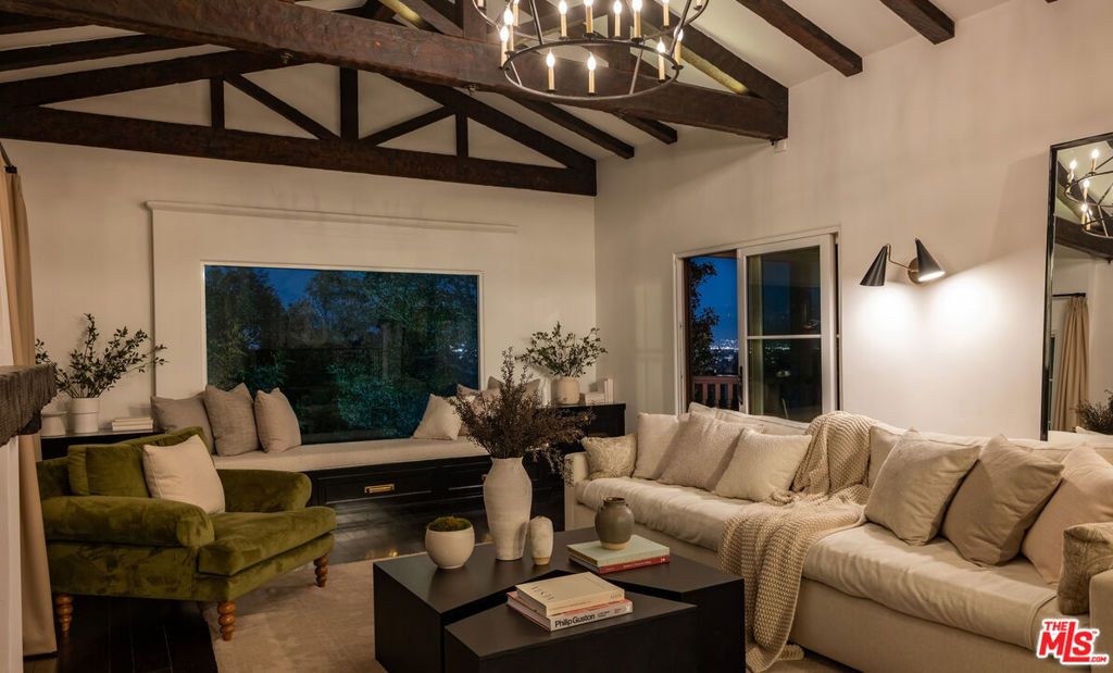 Image 24 of property listing at 3922 Glenridge Drive, Sherman Oaks, CA 91423