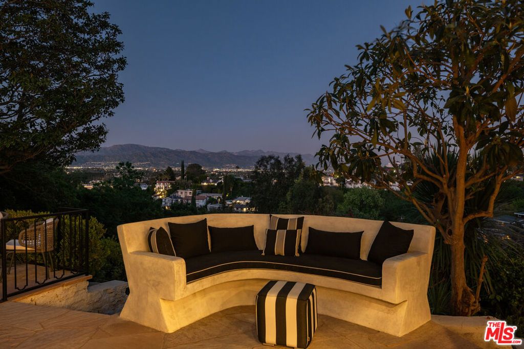 Image 29 of property listing at 3922 Glenridge Drive, Sherman Oaks, CA 91423