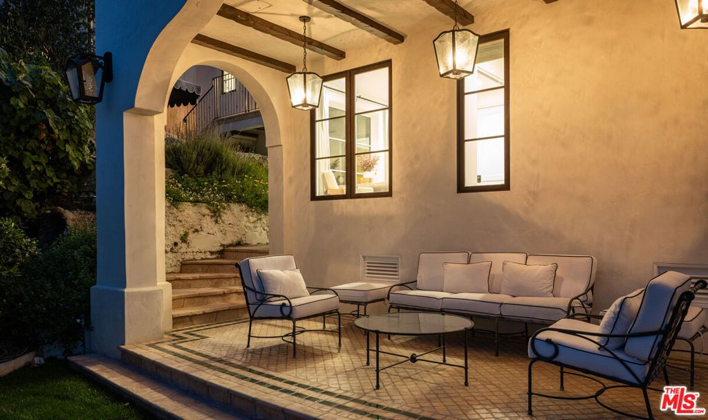 Image 30 of property listing at 3922 Glenridge Drive, Sherman Oaks, CA 91423