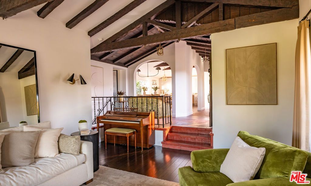 Image 5 of property listing at 3922 Glenridge Drive, Sherman Oaks, CA 91423