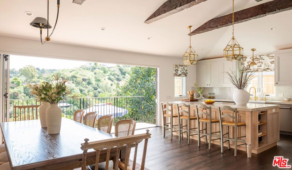 Image 7 of property listing at 3922 Glenridge Drive, Sherman Oaks, CA 91423