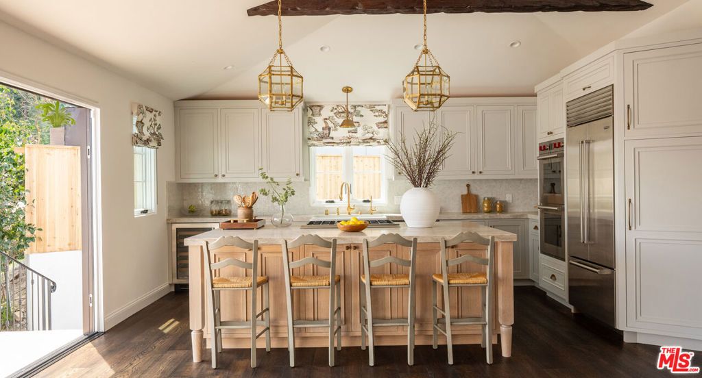 Image 8 of property listing at 3922 Glenridge Drive, Sherman Oaks, CA 91423