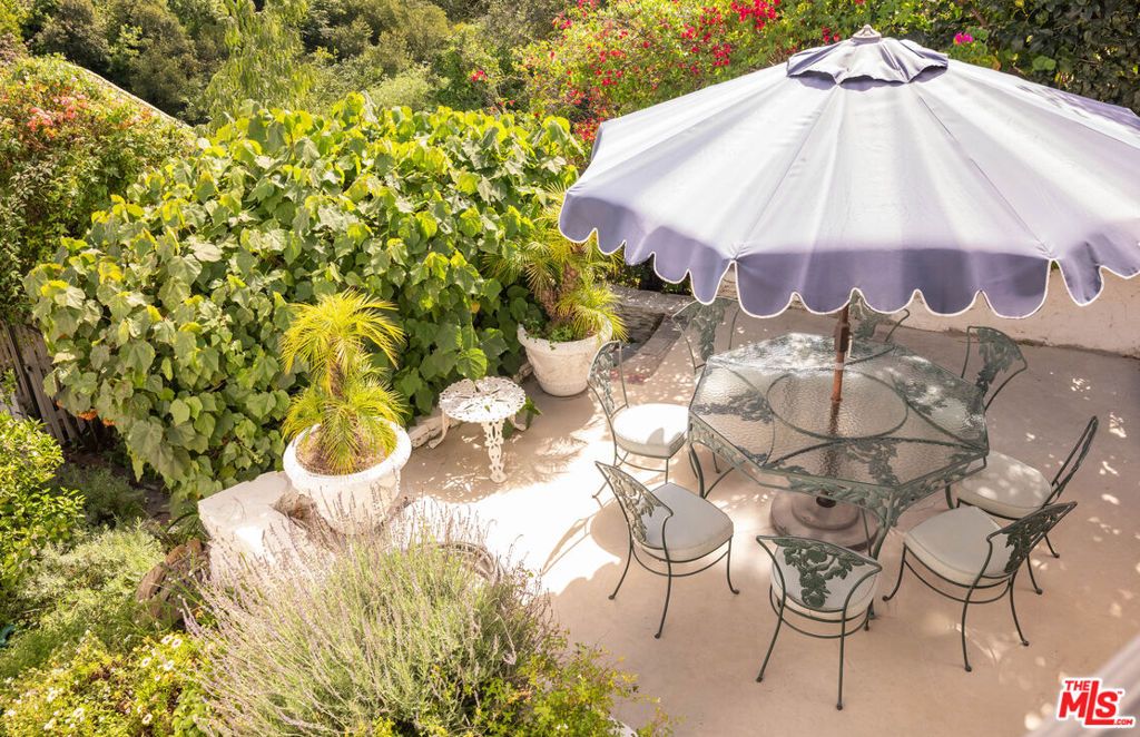 Image 9 of property listing at 3922 Glenridge Drive, Sherman Oaks, CA 91423