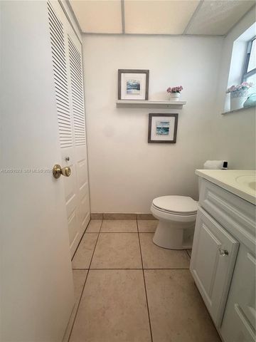 9540 Sunrise Lakes Boulevard 208, Sunrise, FL 33322