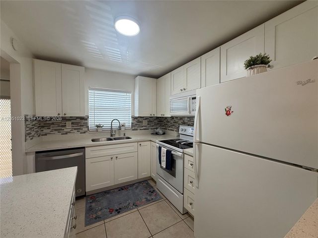 9540 Sunrise Lakes Boulevard 208, Sunrise, FL 33322