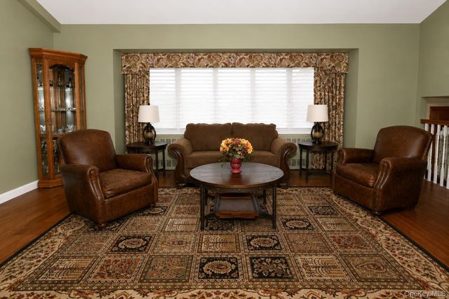 223 W End Avenue, Massapequa, NY 11758