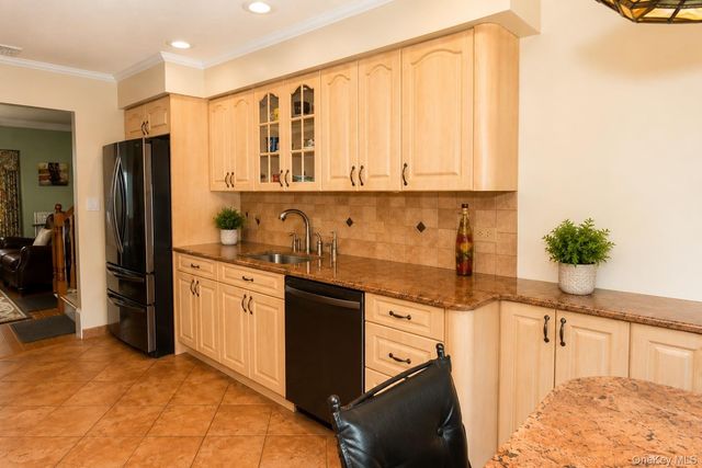 223 W End Avenue, Massapequa, NY 11758