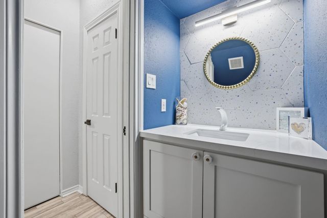 701 Bering Drive 304, Houston, TX 77057