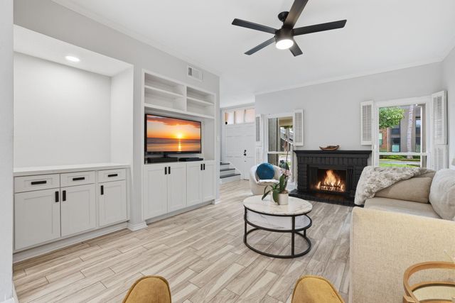 701 Bering Drive 304, Houston, TX 77057