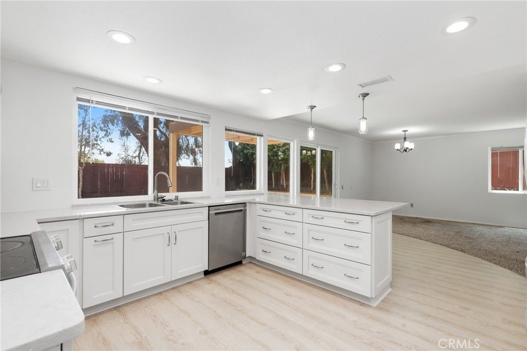 Image 11 of property listing at 4955 Via Papel, San Diego, CA 92122
