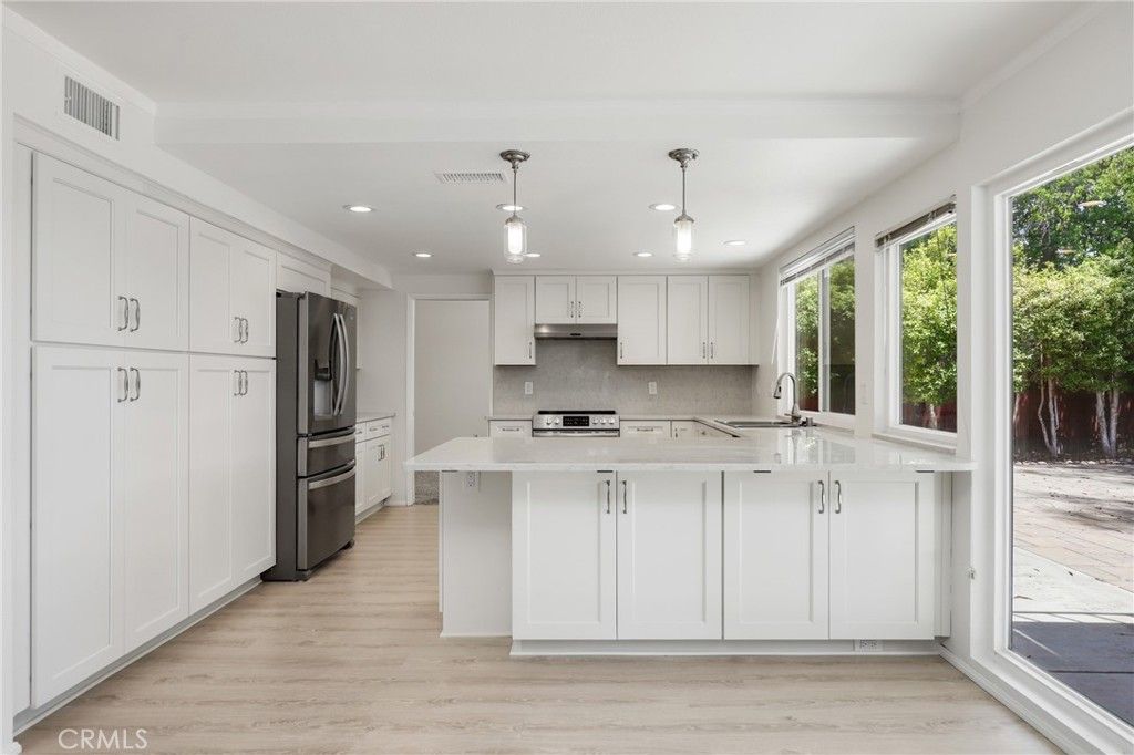 Image 15 of property listing at 4955 Via Papel, San Diego, CA 92122